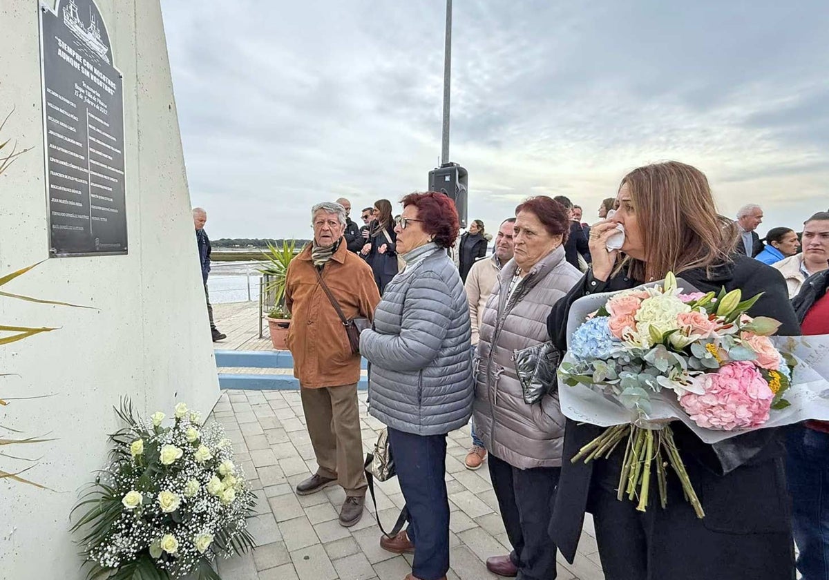 La familia de Cordero, con su viuda en primer término, emocionada tras descubrirse la placa