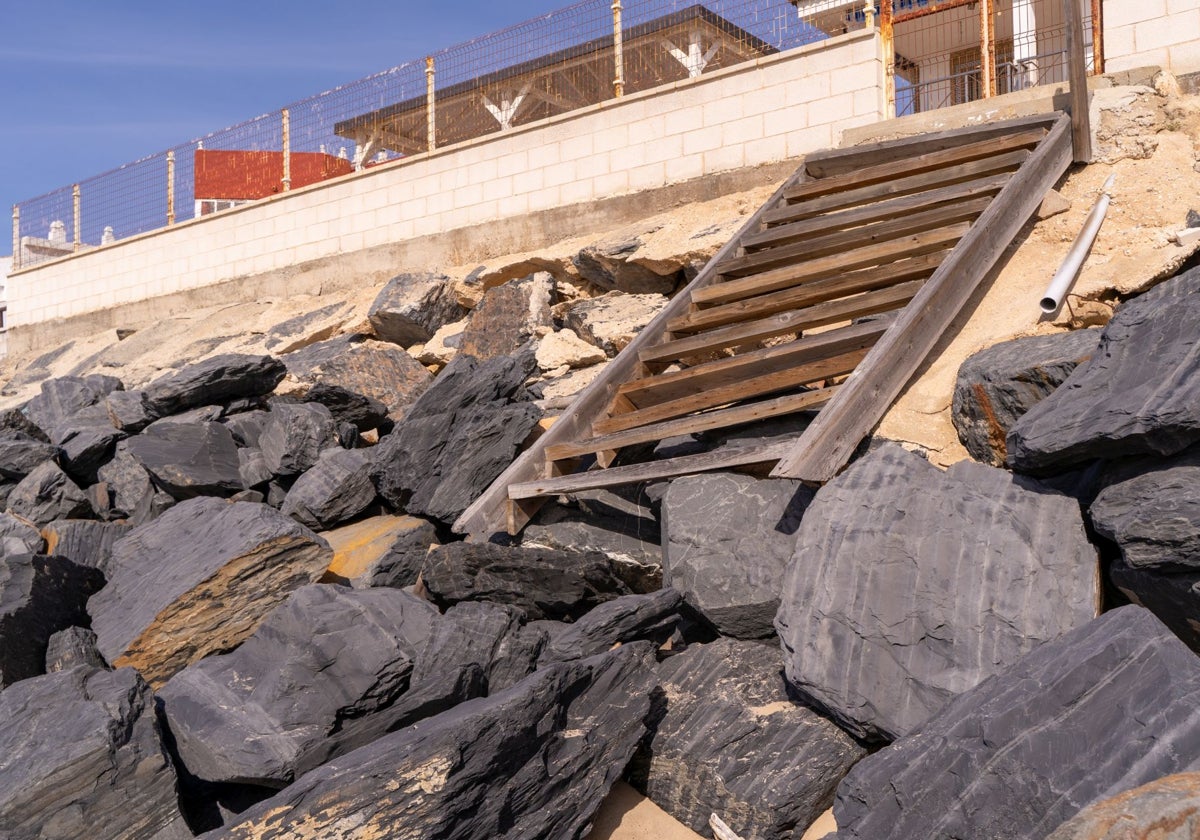 Una de las bajadas inutilizables a la playa de El Portil en la actualidad