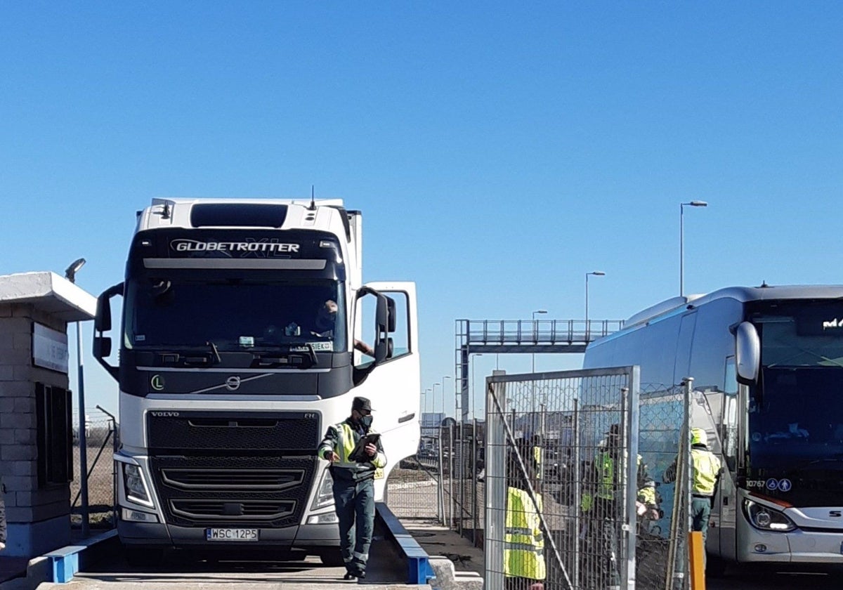 Agentes de la DGT inspeccionan un camión en el marco de una campaña de vigilancia de estos vehículos