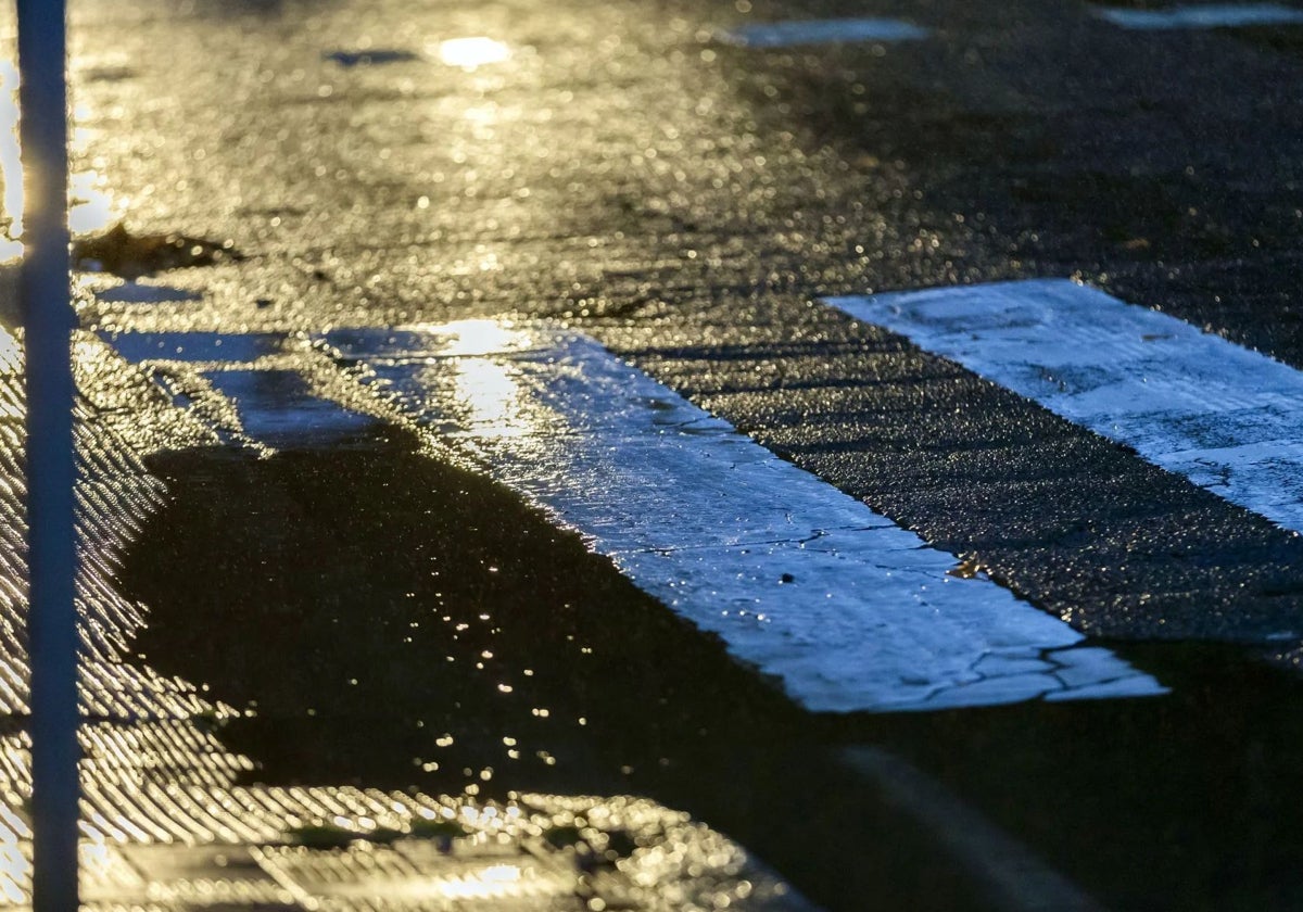 Paso de peatones de Huelva mojado por la lluvia