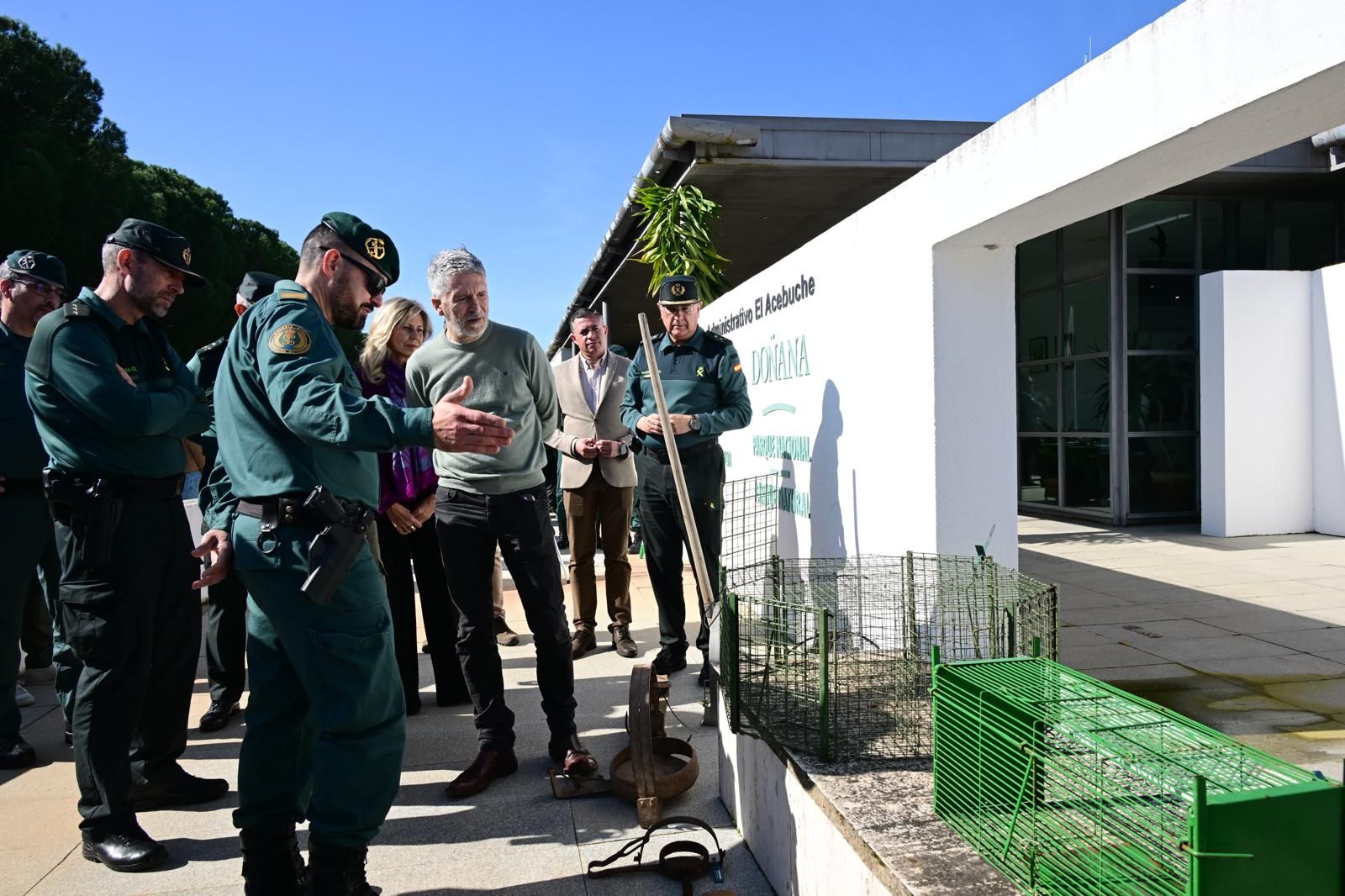 Las imágenes del ministro del Interior en el centro del Seprona de Doñana