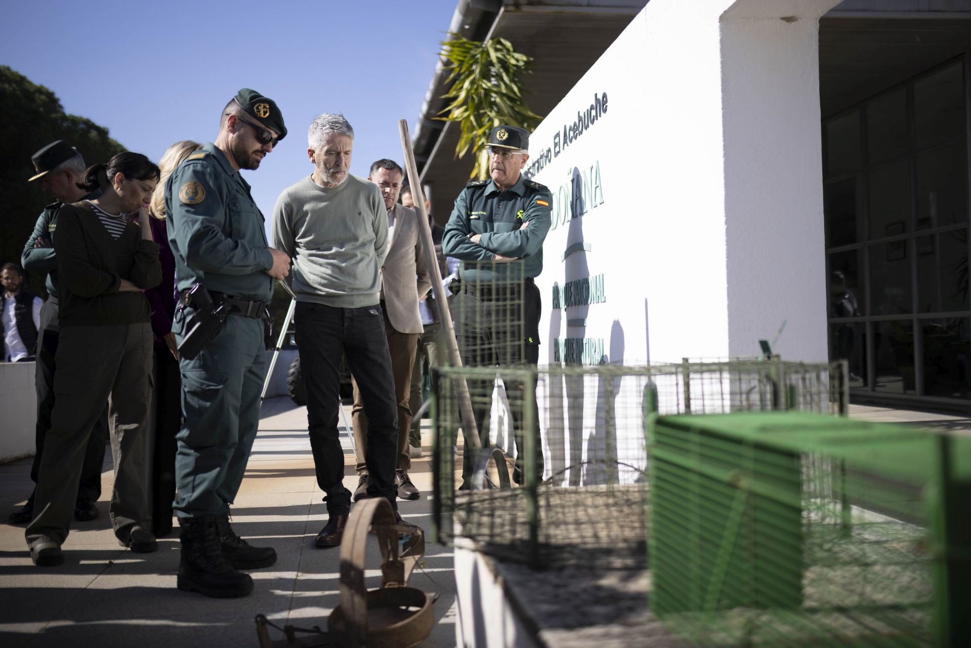 Las imágenes del ministro del Interior en el centro del Seprona de Doñana