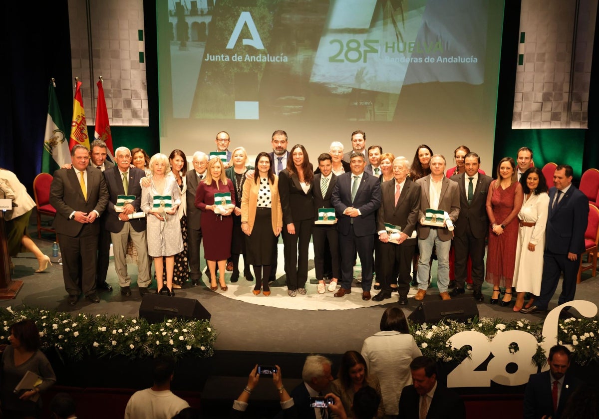 Autoridades y premiados, en el Centro Cultural Juan Antonio Millán