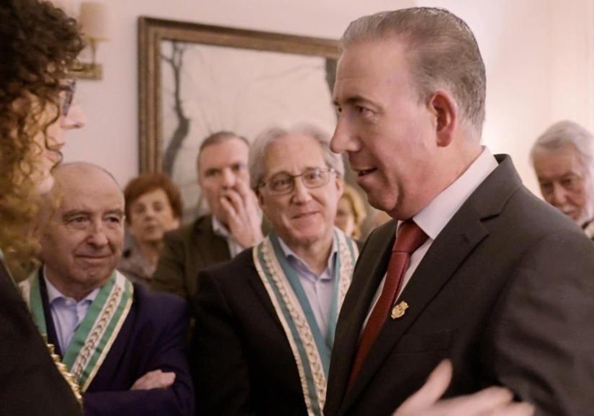 Manuel Guerra, alcalde de Aracena, recibe la insignia del Club de Oro de la Mesa Andaluza