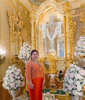 Imagen secundaria 2 - Gloria, con sus padres, Carlos y María José el día de la pedida como reina