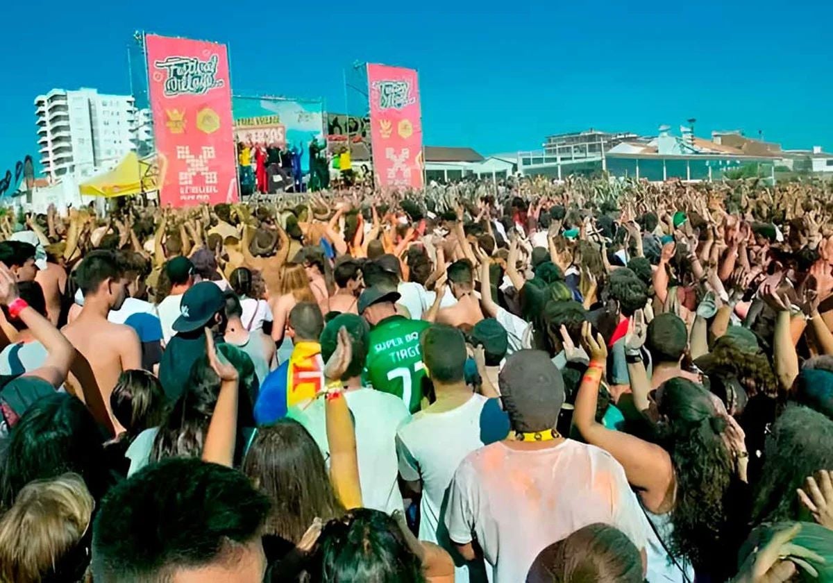 Uno de los conciertos en la playa de Punta Umbría en una anterior edición de la visita de jóvenes portugueses