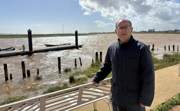 Imagen principal - David González Cruz, junto al puerto de San Juan y embarcaciones del Centro Municipal de Actividades Náuticas