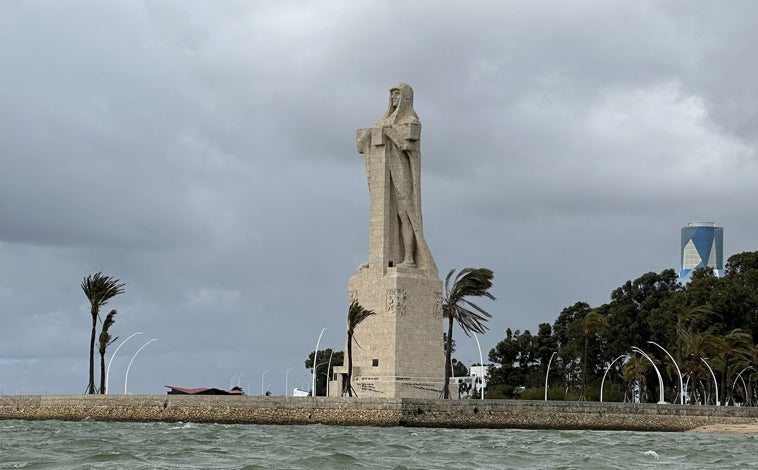 Imagen principal - El monumento a Colón en la punta del Sebo, el Real Club Marítimo de Huelva y una de las embarcaciones de la ruta