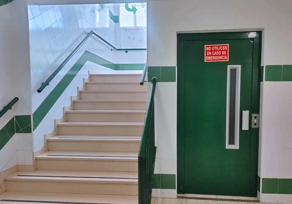 Ascensor y escaleras para acceder al aula de integración