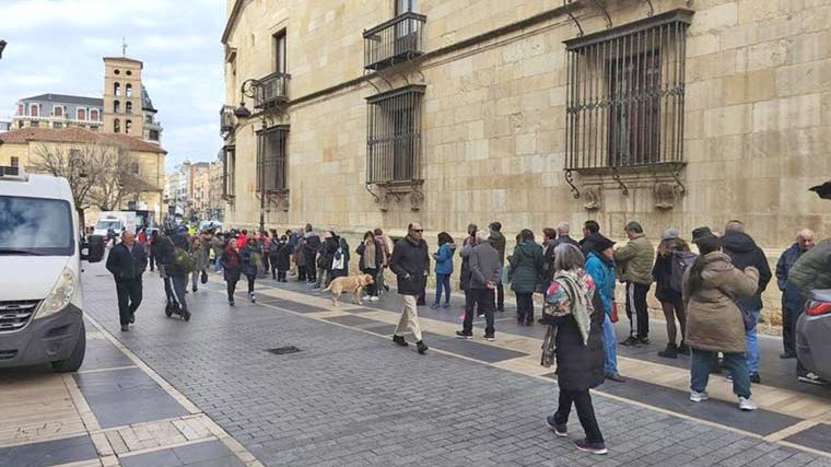 Otra imagen de la expectación que generó el reparto de fresas onubenses