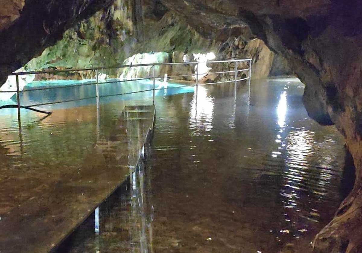 Un tramo del recorrido por la gruta, completamente inundado