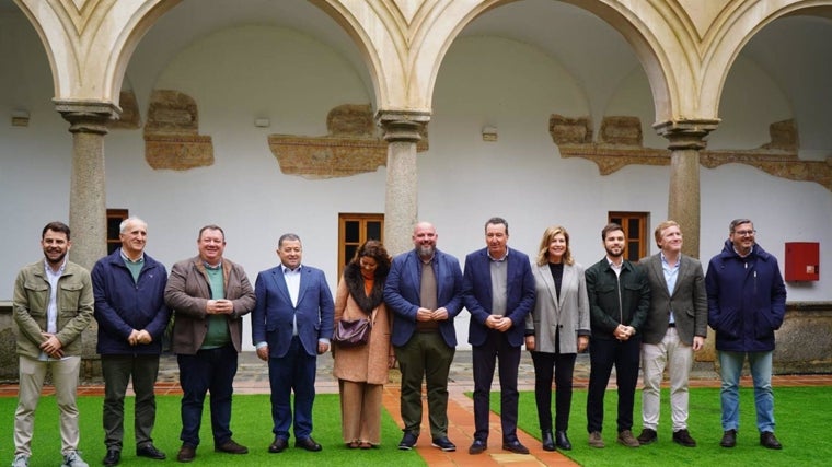 Representantes del PP de Huelva y Badajoz este martes en Fregenal de la Sierra