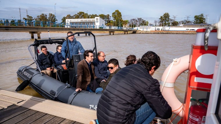 La ruta fluvial de los Puertos Colombinos conquista a representantes políticos, profesionales turísticos y agentes sociales