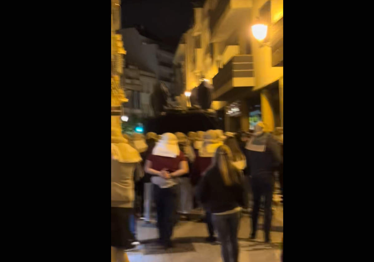 Ensayo de una hermandad en las calles de Huelva