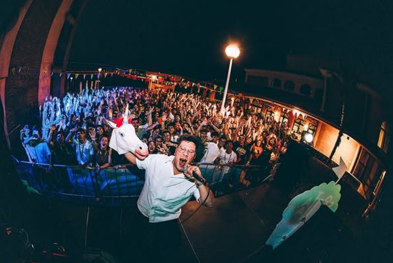 Las mejores imágenes de la inolvidable fiesta de los jóvenes portugueses en Punta Umbría: &quot;Esto es el paraíso&quot;