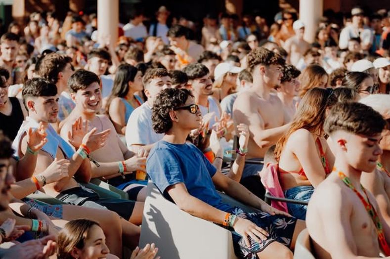 Las mejores imágenes de la inolvidable fiesta de los jóvenes portugueses en Punta Umbría: &quot;Esto es el paraíso&quot;