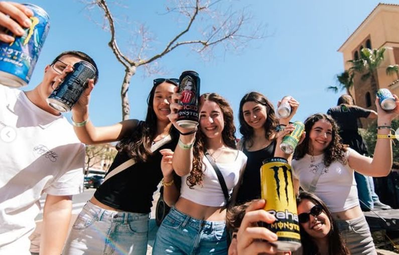 Las mejores imágenes de la inolvidable fiesta de los jóvenes portugueses en Punta Umbría: &quot;Esto es el paraíso&quot;