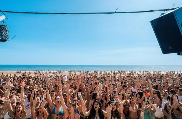 Las mejores imágenes de la inolvidable fiesta de los jóvenes portugueses en Punta Umbría: &quot;Esto es el paraíso&quot;