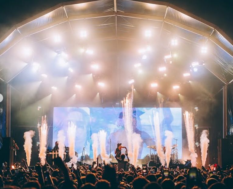 Las mejores imágenes de la inolvidable fiesta de los jóvenes portugueses en Punta Umbría: &quot;Esto es el paraíso&quot;