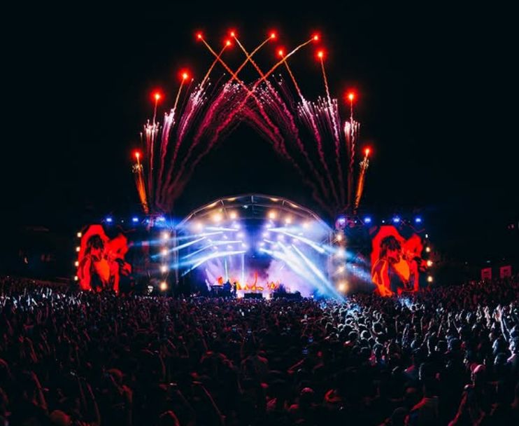 Las mejores imágenes de la inolvidable fiesta de los jóvenes portugueses en Punta Umbría: &quot;Esto es el paraíso&quot;