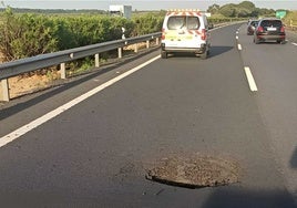 Cortada la A-49 a la altura de Niebla por un socavón de dos metros de profundidad