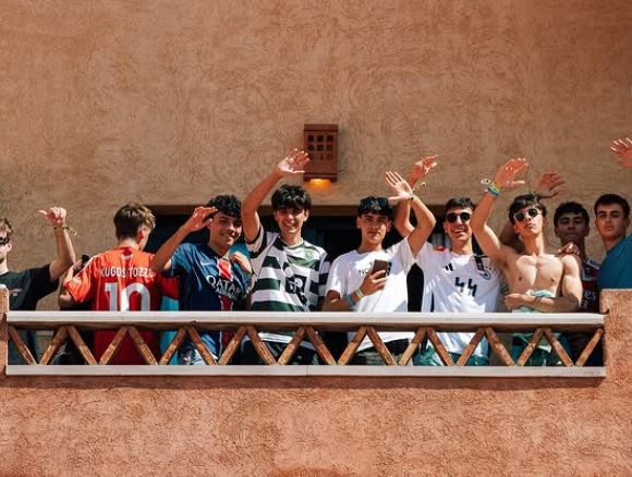 Las mejores imágenes de la inolvidable fiesta de los jóvenes portugueses en Punta Umbría: &quot;Esto es el paraíso&quot;