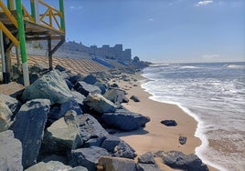 Los propietarios de Matalascañas reclaman la reparación del paseo marítimo y critican al alcalde por la zona azul
