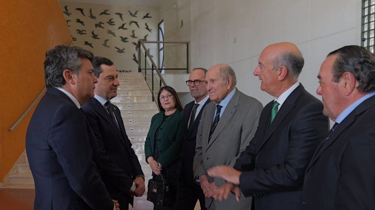 El presidente de la Junta dialogando con varios de los alcaldes que ha tenido la localidad lepera
