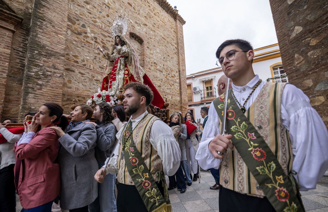 La procesión de la Virgen de Albricias en El Cerro de Andévalo, en imágenes