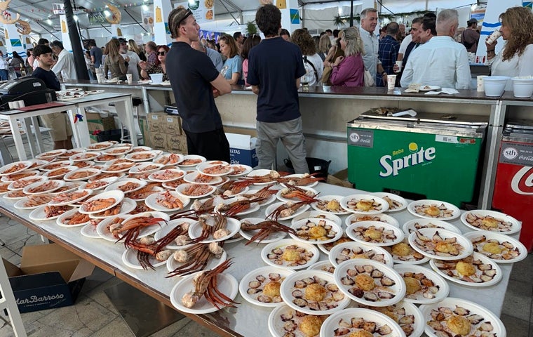 Platos de marisco listos para servir en uno de los puestos