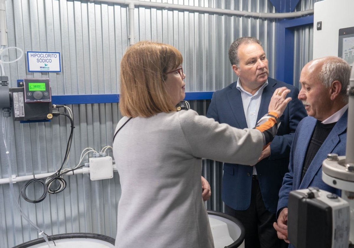 La visita del presidente de la Diputación de Huelva a la nueva planta de filtrado en Arroyomolinos de León