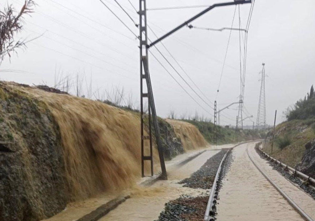 Imagen de archivo de un tramo inundado entre San Juan del Puerto y Niebla de la línea férrea Huelva-Sevilla