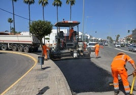 La Diputación de Huelva asfalta la carretera de Lepe al Terrón antes de la Romería de la Bella