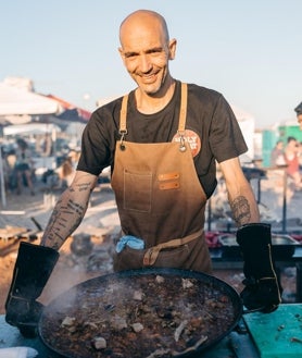 Imagen secundaria 2 - Juan López, trabajando en el Holy Meat Festival
