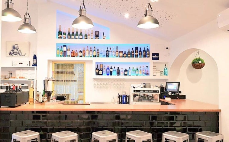 Imagen principal - Diferentes espacios del Restaurante Ultramarino de El Rompido