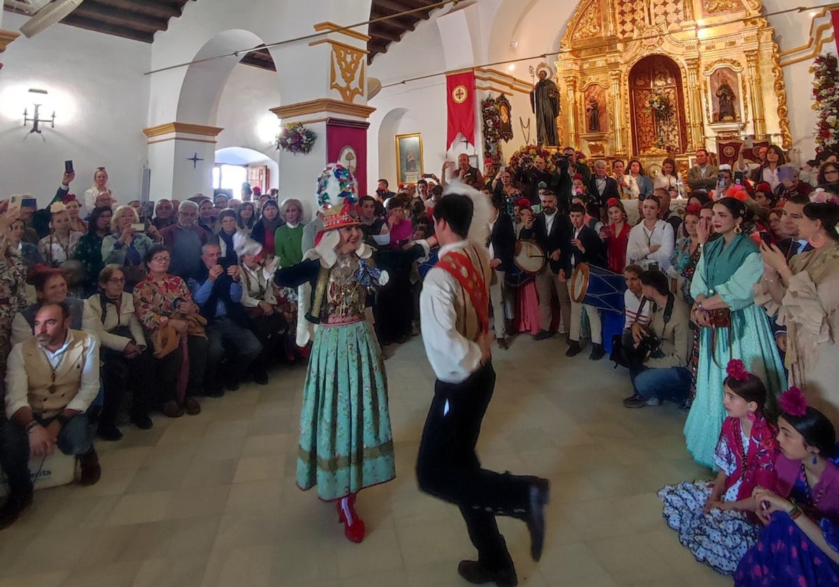 Uno de los bailes de la Romería de San Benito de El Cerro de Andévalo