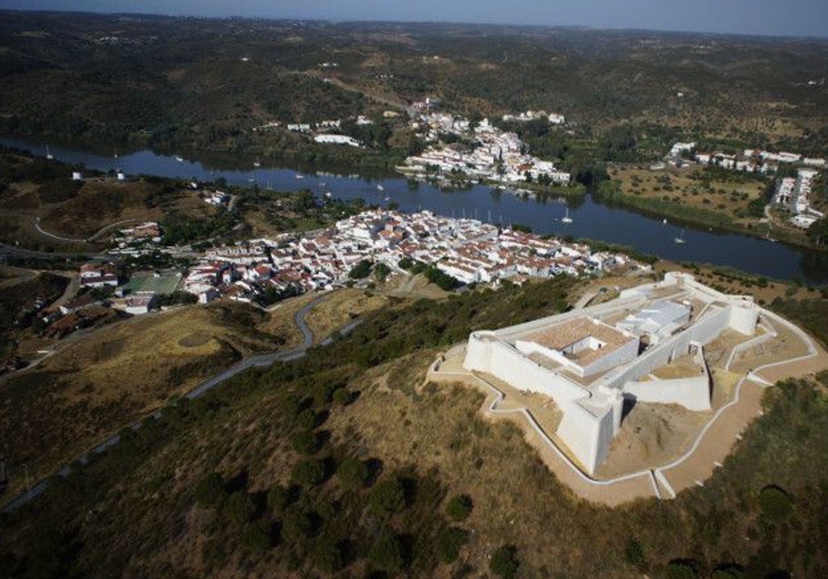 Vista aerea de Sanlúcar de Guadiana, con el río y Alcoutim al otro lado