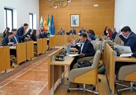La Diputación de Huelva avala a la Junta en su batalla contra el Gobierno por los fondos del transporte gratuito