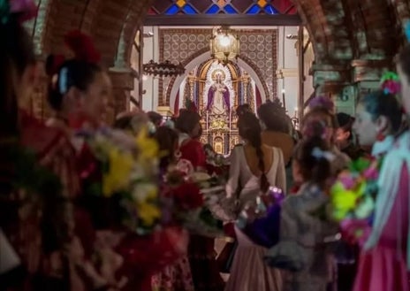 Imagen secundaria 1 - El Romerito de la Santa Cruz de la Calle Sevilla, y abajo la ofrenda floral a la Virgen del Valle (a la izquierda) y la Santa Cruz