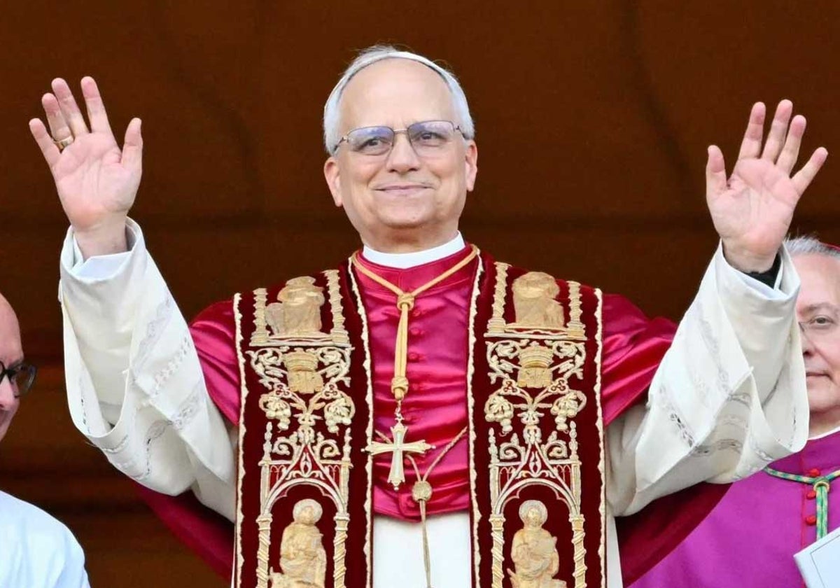 El nuevo papa saluda tras su elección