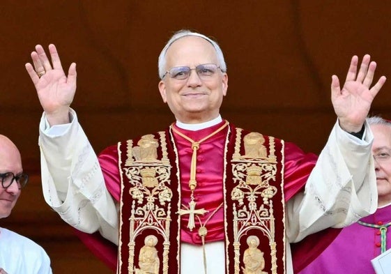 El nuevo papa saluda tras su elección