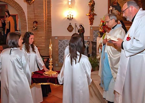 Imagen secundaria 1 - Fotografías de Robert Prevost, hoy León XIV, durante una visita al convento de las Madres Agustinas durante la clausura del quinto centenario de la congregación