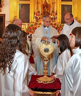 Imagen secundaria 2 - Fotografías de Robert Prevost, hoy León XIV, durante una visita al convento de las Madres Agustinas durante la clausura del quinto centenario de la congregación