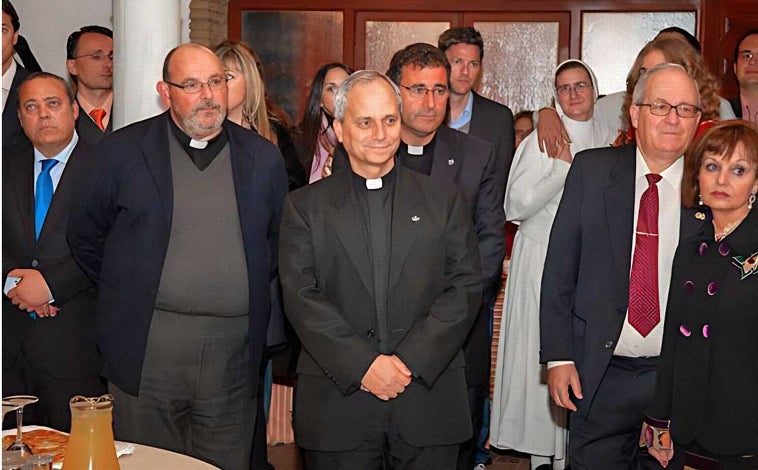 Imagen principal - Fotografías de Robert Prevost, hoy León XIV, durante una visita al convento de las Madres Agustinas durante la clausura del quinto centenario de la congregación