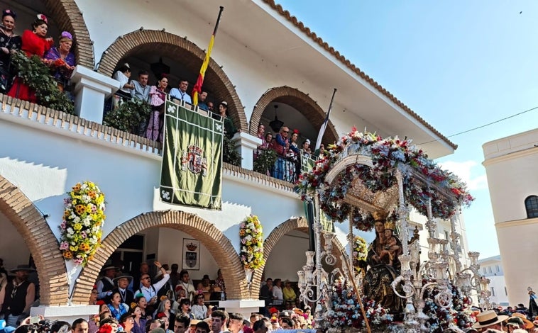 Imagen principal - La Romería de la Bella es una de las manifestaciones religiosas y culturales más multitudinarias de la provincia de Huelva