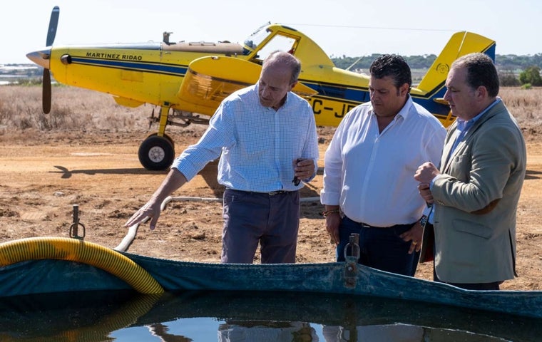 Francisco Cáceres (izq.) muestra a David Toscano y a Arturo Alpresa parte del material empleado