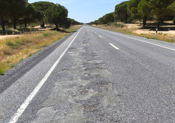 Los múltiples baches en la carretera que va de Mazagón a Matalascañas