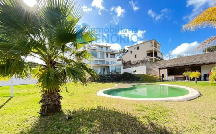 Imagen principal - Una de las casas más caras de la costa de Huelva sale a la venta: vale más de un millón de euros