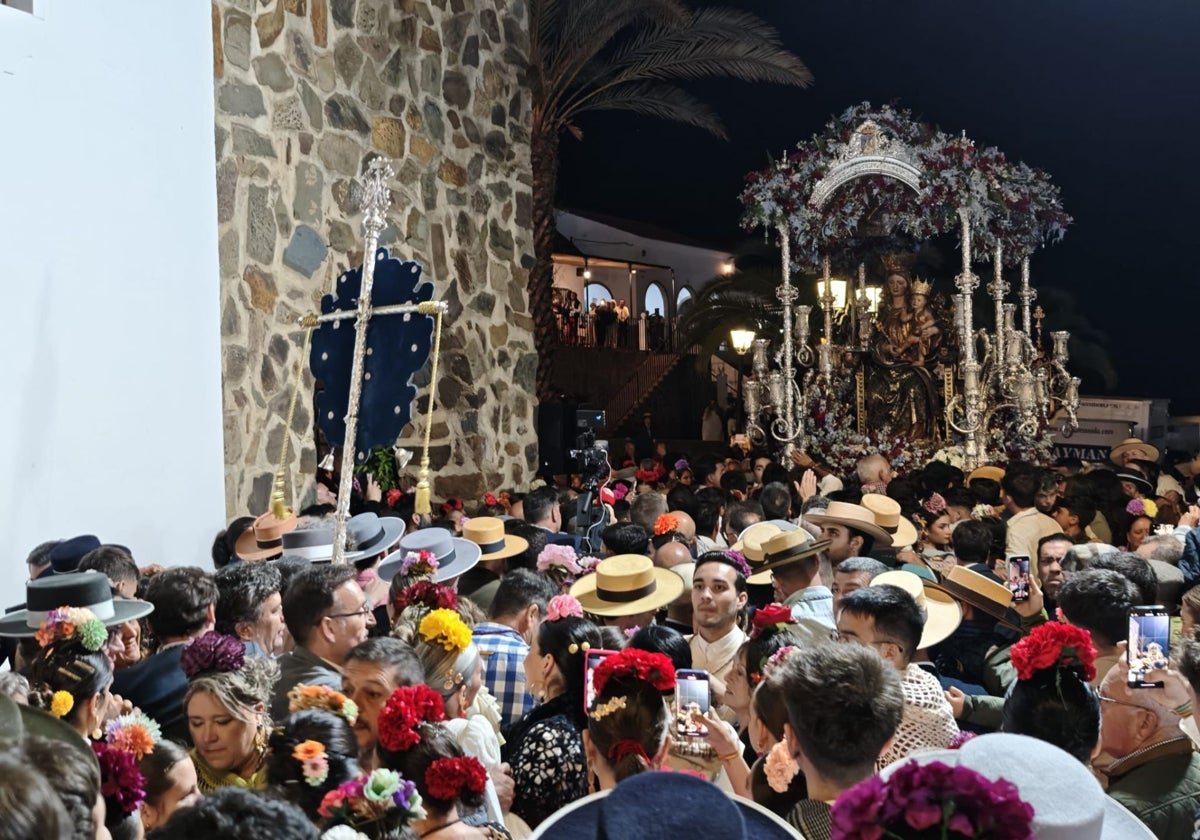 Recibimiento multitudinario el sábado por la noche a la Virgen de la Bella por parte de sus paisanos