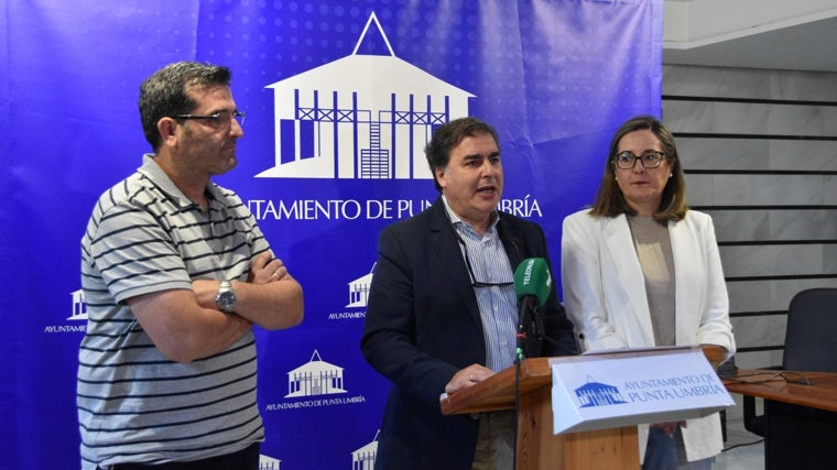 El alcalde de Punta Umbría, José Carlos Hernández Cansino, ha presentado hoy las novedades de la Romería de la Santa Cruz